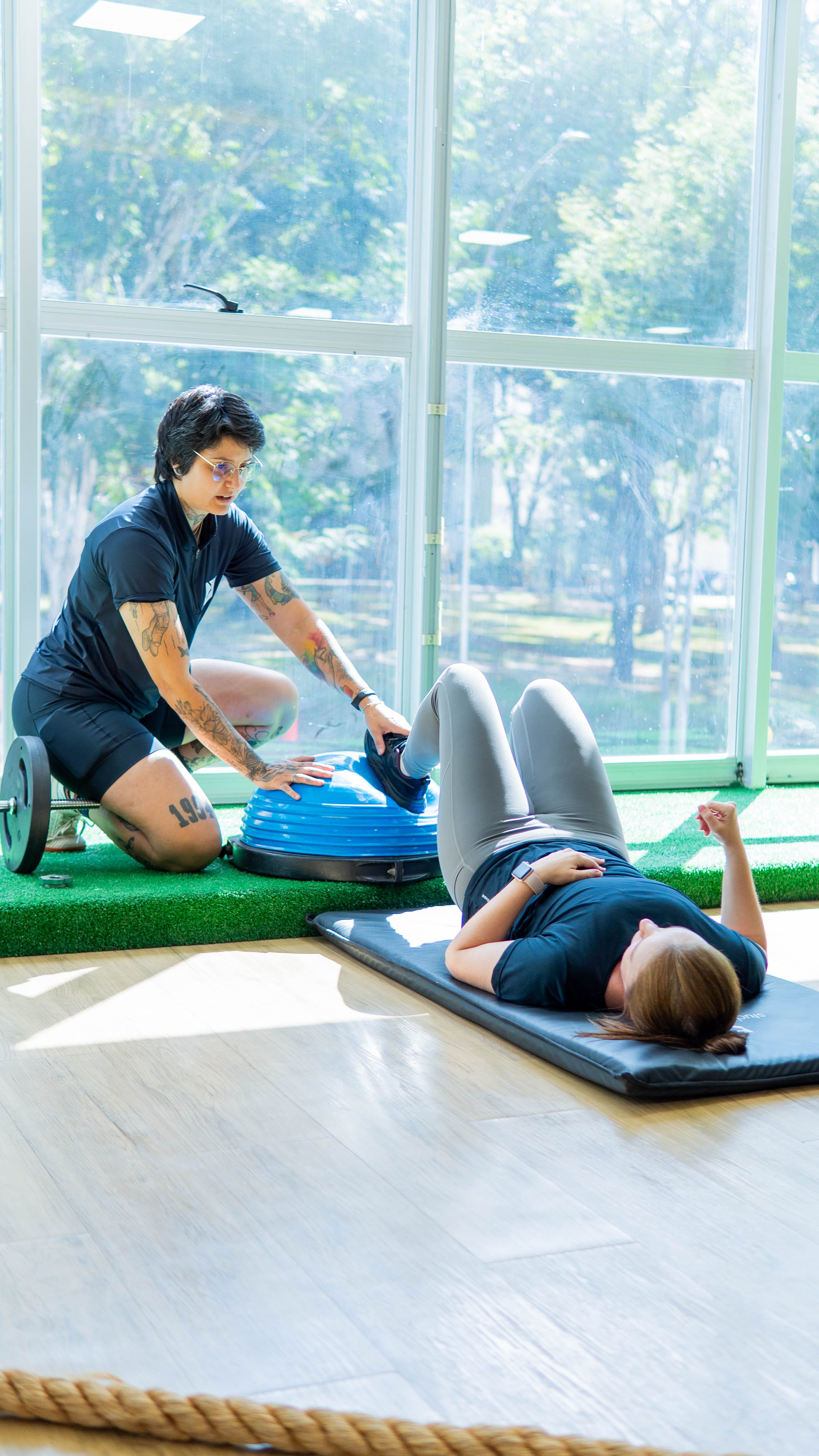 Professora acompanhando aluna em exercício de mobilidade no Studio MOVA